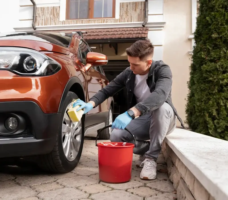 Lavage auto à domicile Salles-sur-Mer : professionnel intervenant sur un véhicule